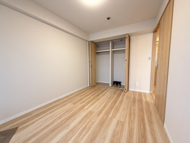 【洋室】 | ライオンズマンション徳丸　（成増店） | リビングと隣接している5.8帖の洋室。