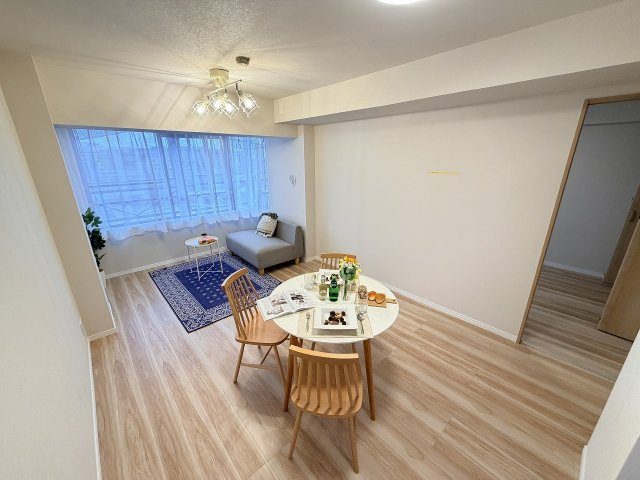 【居間・リビング】 | ライオンズマンション徳丸　（成増店） | 南向きの明るいリビング
※画像の家具・照明・小物等は販売対象に含みません。