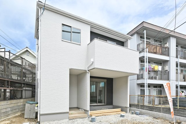 伊丹市南野北3丁目新築一戸建て│4LDK+駐車2台可(車種制限有)の外観|敷地面積約37坪、南向き接道の陽当たりも良好な物件です。現在順調に建築中です。