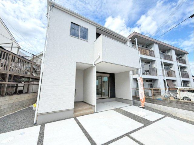 伊丹市南野北3丁目新築一戸建て│4LDK+駐車2台可(車種制限有)の外観|敷地面積約37坪、南向き接道の陽当たりも良好な物件です。現在順調に建築中です。
