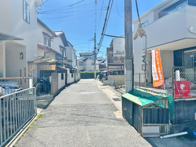 伊丹市南野北3丁目新築一戸建て│4LDK+駐車2台可(車種制限有)の前面道路含む現地写真|前面道路幅員は南側に約4ｍ幅です。