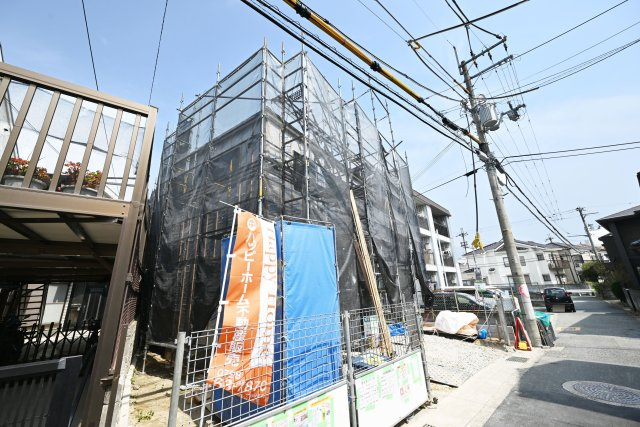 伊丹市南野北3丁目新築一戸建て│4LDK+駐車2台可(車種制限有)の外観|敷地面積約37坪、間口は広々約10ｍございます。
南向きの為、陽当たり良好です。