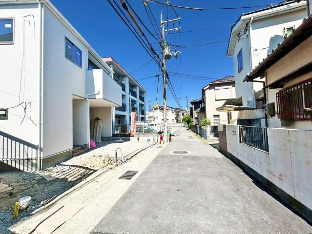 伊丹市南野北3丁目新築一戸建て│4LDK+駐車2台可(車種制限有)の前面道路含む現地写真|前面道路幅員は南側に約4ｍ幅です。