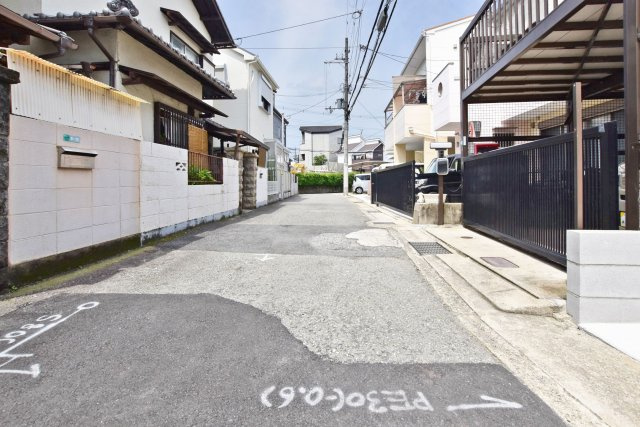 伊丹市南野北3丁目新築一戸建て│4LDK+駐車2台可(車種制限有)の前面道路含む現地写真|前面道路幅員は南側に約4ｍ幅です。