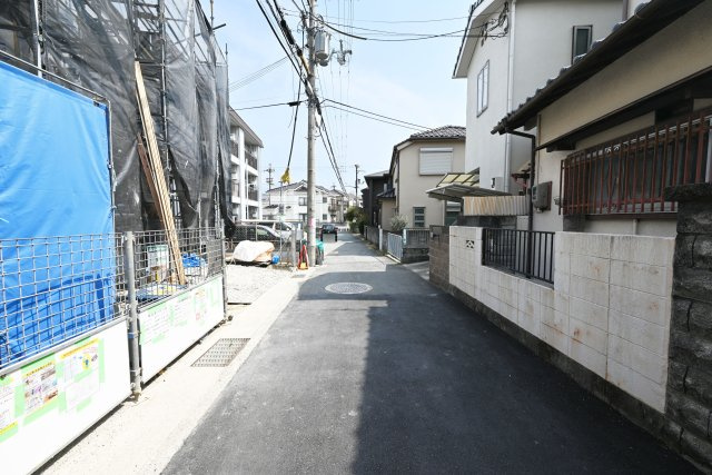 伊丹市南野北3丁目新築一戸建て│4LDK+駐車2台可(車種制限有)の前面道路含む現地写真|前面道路幅員は南側に約4ｍ幅です。