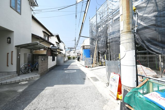 伊丹市南野北3丁目新築一戸建て│4LDK+駐車2台可(車種制限有)の前面道路含む現地写真|前面道路幅員は南側に約4ｍ幅です。