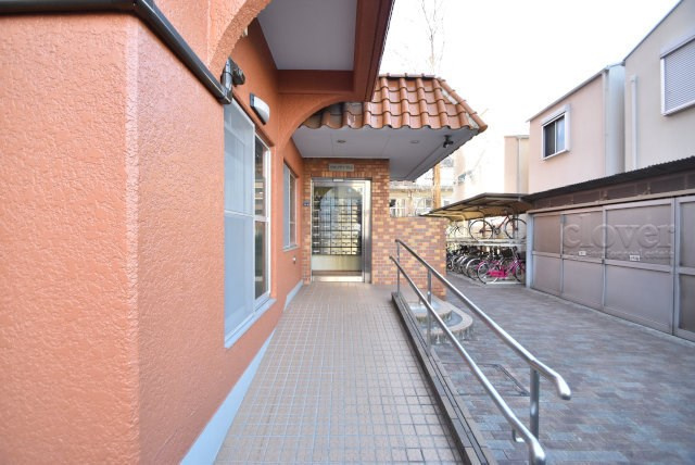 【エントランス】 | クオリティ大山 | お客様を、そして住人を出迎えてくれるマンションのエントランス。ゴミが落ちていないことからも、管理状態の良さや住民の節度の高さが見て取れます。～即日のご見学可能～　お問合せはお気軽にどうぞ。
