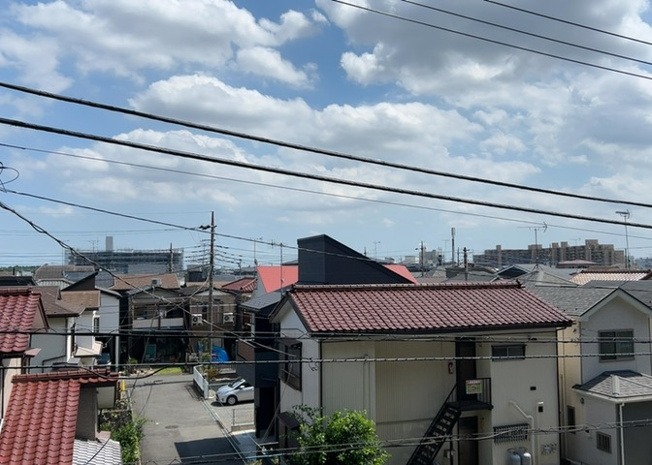 【設備】 | エステ・スクエア南林間 | エントランス付近に設置されている集合ポストは、住んでいる部屋と離れているため、ポストをあさるなど誰かに何かされていても被害に気づきにくいです。入居する時には他人に特定されにくい番号で鍵をかけましょう！
