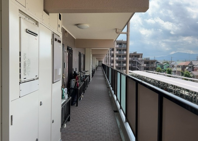 【その他共用部分】 | エステ・スクエア南林間 | 8階建ての建物内にはエレベーターが設置されており、3階のお部屋までの移動もスムーズに行えます。荷物が多い日や買い出しの後でも階段を使わずに移動ができるため快適な暮らしが実現します。