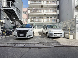 【駐車場】 | マンションの駐車場スペース。空きの有無や駐車料金、サイズ規定などについては、改めてお問い合わせください。～即日のご見学可能～　お問合せはお気軽にどうぞ。