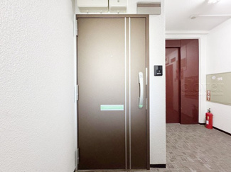 【その他共用部分】 | ダブルロック式の玄関ドアが皆様をお出迎え。お部屋のセキュリティの観点からも、うれしい設備ですね。玄関の色もシックで良い感じです。～即日のご見学可能～　お問合せはお気軽にどうぞ。