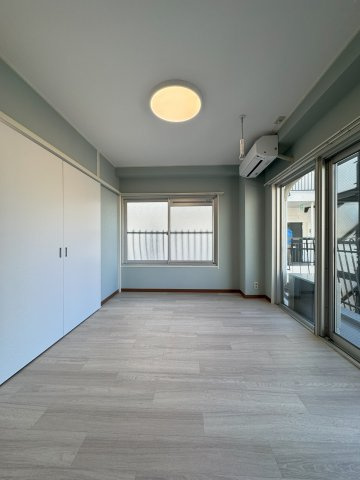 秀和湯島レジデンスの洋室