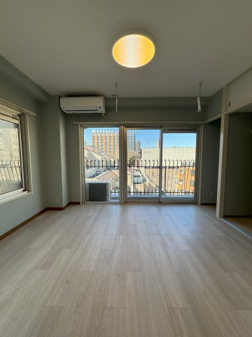 秀和湯島レジデンスの洋室