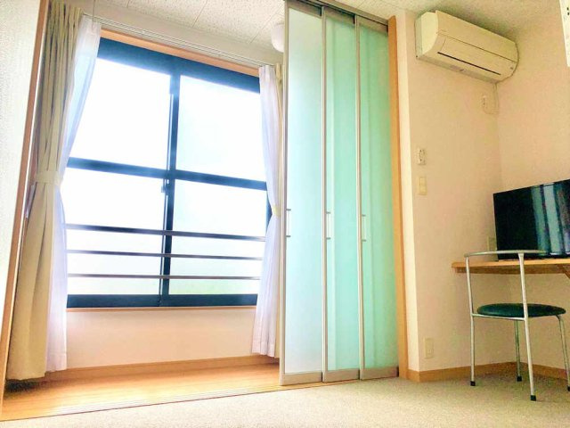レオパレス柊の居間・リビング|サンルーム付きで雨の日も洗濯物を干すことができます