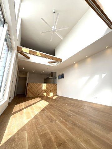 FUJISAWA SMART LIFE — 収納充実のデザイナーズハウスの居間・リビング