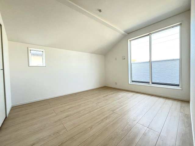 【寝室】 | 福岡市南区長住7丁目第8　2号棟（全2棟）【仲介手数料無料・0円】 | 現地写真。2階主寝室です。