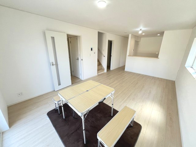 【居間・リビング】 | 福岡市南区長住7丁目第8　2号棟（全2棟）【仲介手数料無料・0円】 | 現地写真。リビングです。