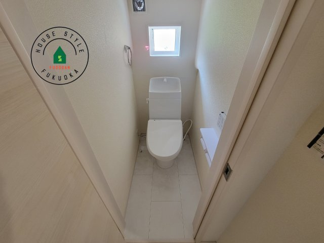 福岡市東区舞松原5丁目第1-2棟（1号棟）の内観：施工例|温水洗浄便座を完備しております。2ヶ所にトイレがあるのは朝の慌ただしい時間も安心です。