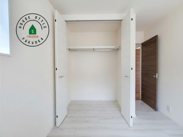 福岡市東区舞松原5丁目第1-2棟（1号棟）の内観：施工例|洋服や大きな荷物が多い方や人数の多いご家族などは、一般的なクローゼットよりもウォークインクローゼットのほうが使い勝手が良いです。