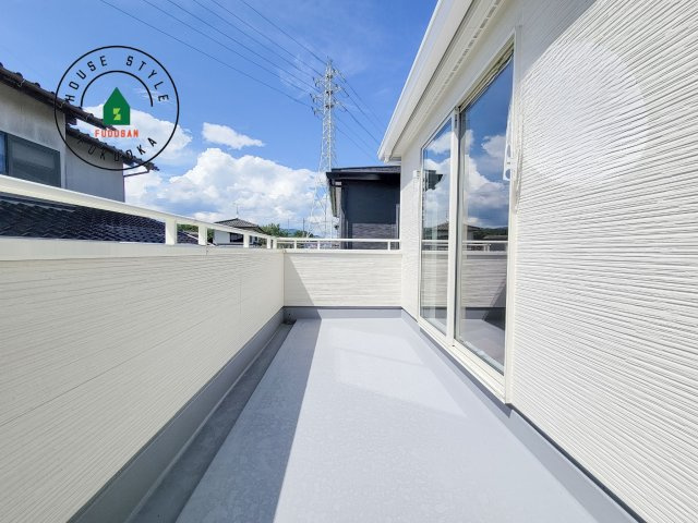 福岡市東区舞松原5丁目第1-2棟（1号棟）の外観：施工例|風をしっかりと感じられるバルコニーでは、毎日が洗濯日和です。広々としているので洗濯も楽しくなるでしょうし、気分転換にバルコニーからの眺めを楽しむのもいいでしょう。