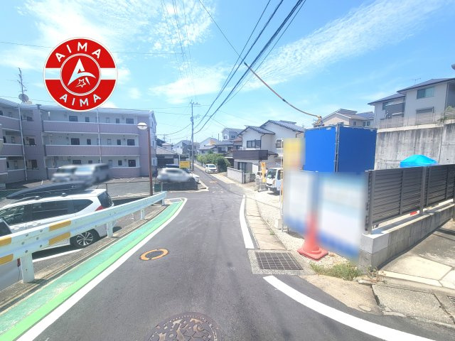 福岡市東区舞松原5丁目第1-2棟（1号棟）の外観|前面道路含む現地の写真です。