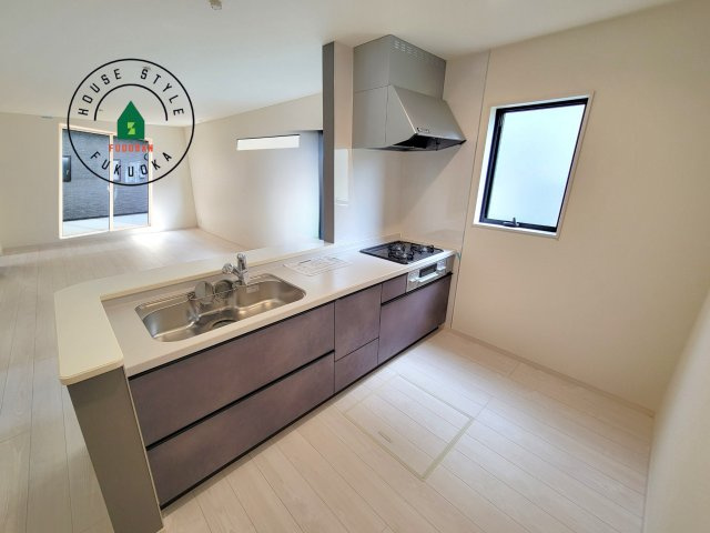 福岡市東区舞松原5丁目第1-2棟（1号棟）の内観：施工例|ご家族を近くに感じられる対面キッチンのLDK。会話もはずみそうですね。