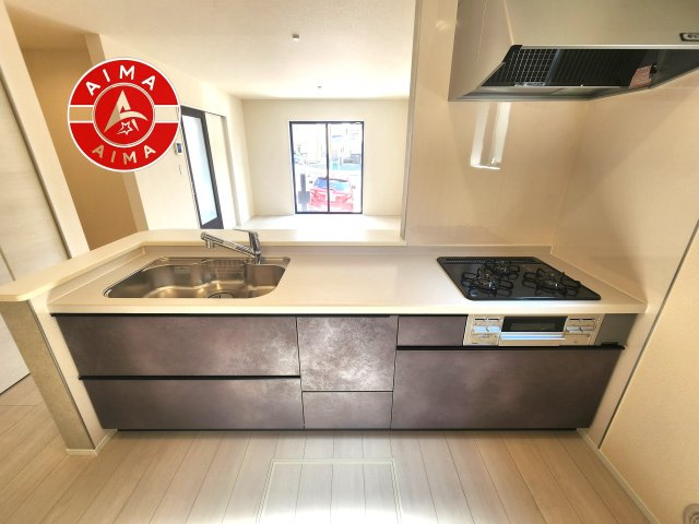 福岡市東区舞松原5丁目第1-2棟（1号棟）のキッチン|ご家族を近くに感じられる対面キッチンのLDK。会話もはずみそうですね。