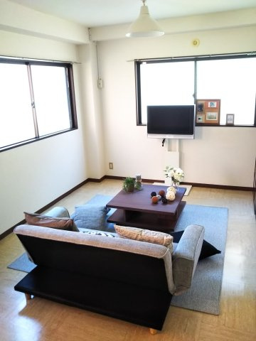 エトワール美住の居間・リビング|201号室の写真を使用しています。