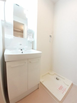 【洗面所】 | セントラルレジデンスＷ | 明るい洗面所です