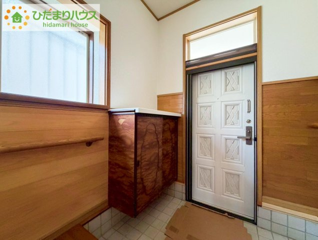 常陸太田市大森町　中古戸建の玄関|小窓が付いているドアなので明るいスペースになっています♪