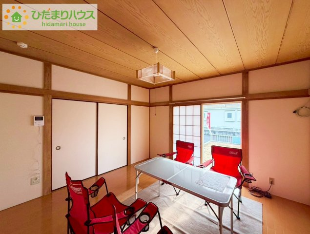 常陸太田市大森町　中古戸建の居間・リビング|リビング大きな窓からは、暖かな日の光が降り注ぎます・・・