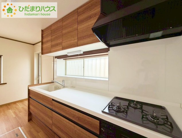 常陸太田市大森町　中古戸建のキッチン|3口コンロと収納豊富なキッチンで、ママの毎日のお料理もはかどります☆