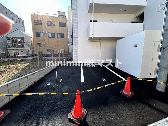 プレサンスNEO九条ディアシスの駐車場