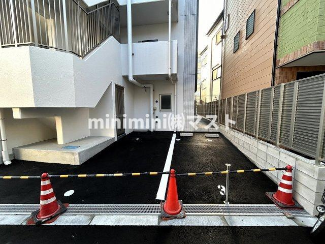 プレサンスNEO九条ディアシスの駐車場