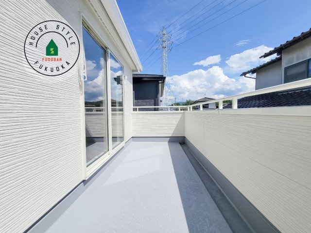 福岡市東区舞松原5丁目第1-2棟（2号棟）の外観：施工例|風をしっかりと感じられるバルコニーでは、毎日が洗濯日和です。広々としているので洗濯も楽しくなるでしょうし、気分転換にバルコニーからの眺めを楽しむのもいいでしょう。