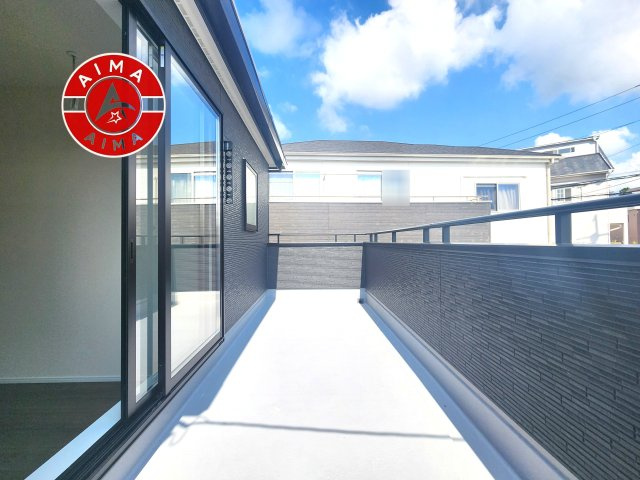 福岡市東区舞松原5丁目第1-2棟（2号棟）のバルコニー|風をしっかりと感じられるバルコニーでは、毎日が洗濯日和です。広々としているので洗濯も楽しくなるでしょうし、気分転換にバルコニーからの眺めを楽しむのもいいでしょう。