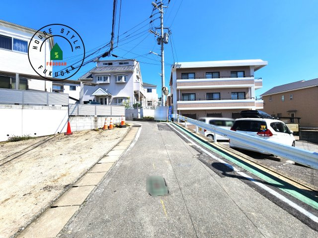 福岡市東区舞松原5丁目第1-2棟（2号棟）の前面道路含む現地写真|前面道路です。
