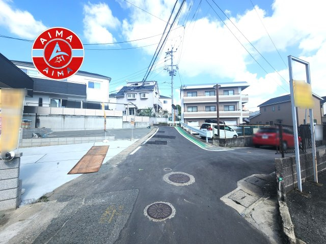 福岡市東区舞松原5丁目第1-2棟（2号棟）の前面道路含む現地写真|前面道路は閑静な住宅地をはしる車通りの少ない道路。お車の出し入れが苦手なママや小さなお子様にも安心ですね。しっかり舗装もされているので、ベビーカーや自転車で通っても快適に通行できます。