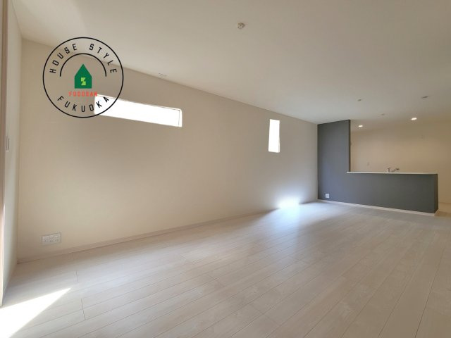 福岡市東区舞松原5丁目第1-2棟（2号棟）の内観：施工例|キッチンからリビングをしっかり確認できます。家族の笑顔があふれる空間になりそうですね。