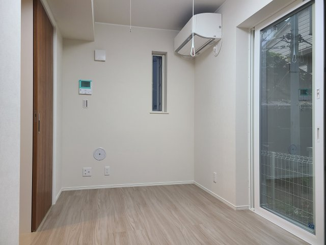 白を基調とした床と壁紙で明るく見えます。