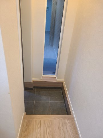 玄関には光が差し込む窓有り