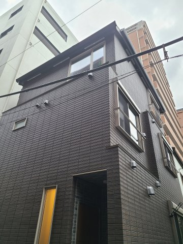 落ち着きのある色合いの外観