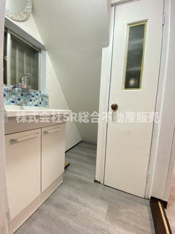 森河内西2丁目中古戸建の脱衣所|脱衣スペースには収納もございます！