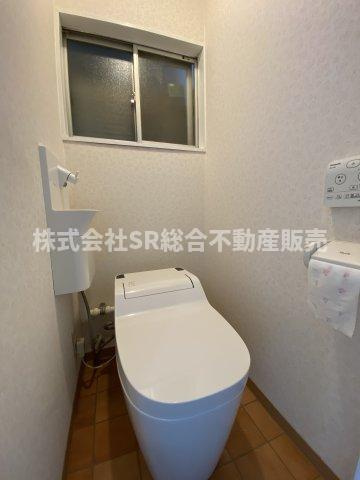 森河内西2丁目中古戸建のトイレ|温水洗浄便座のタンクレストイレです♪
