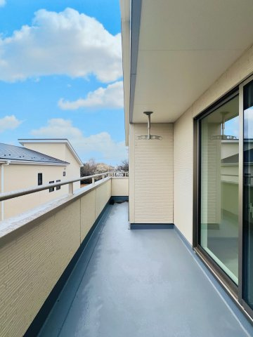 伊勢崎国定のバルコニー|２部屋から行き来出来る横長バルコニー♪