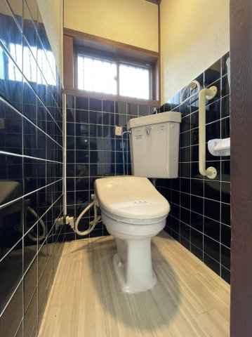 塩屋町6丁目貸家のトイレ