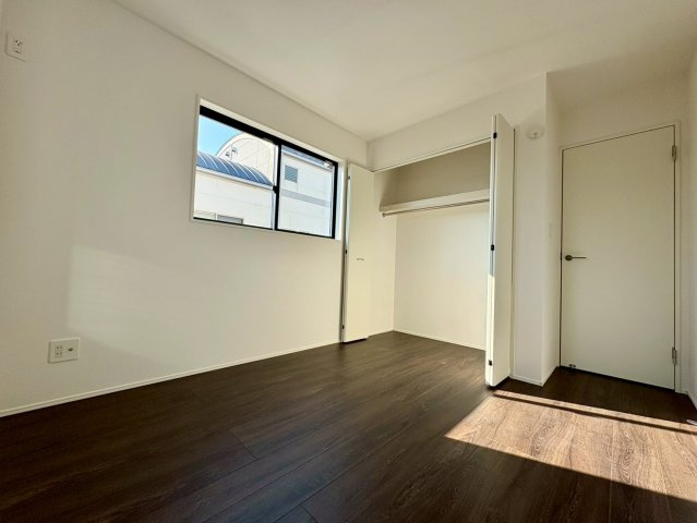  土佐市高岡町乙1棟の洋室|自然光が入る、寝室や子ども部屋に使いやすい一室