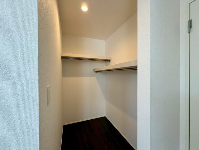  土佐市高岡町乙1棟の収納|ハンガーパイプ付きで、整理しやすい収納空間