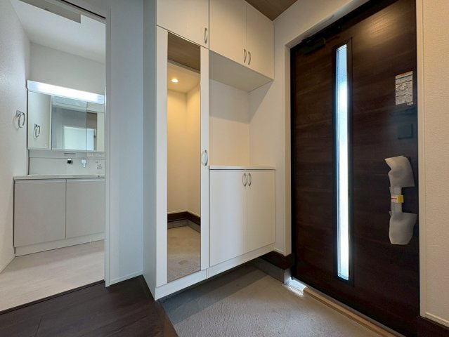  土佐市高岡町乙1棟の玄関|ミラー付きで身支度もしやすい、収納充実の玄関