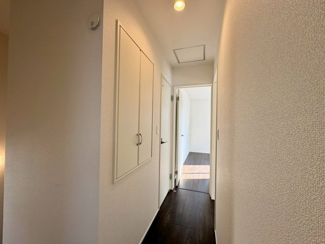  土佐市高岡町乙1棟の収納|2階廊下に設けた、あると便利な収納スペース